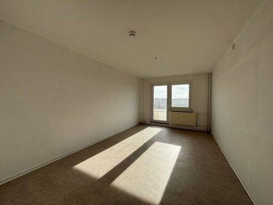 Wohnzimmer mit Balkonzugang