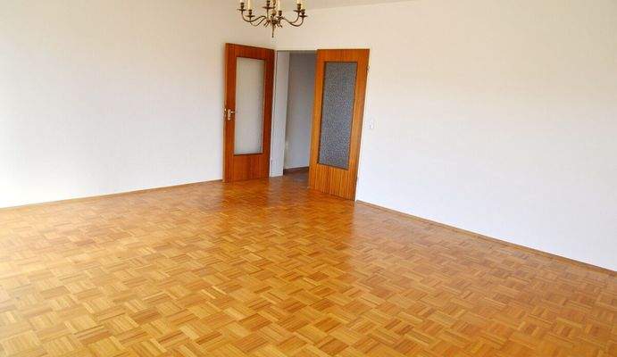 Wohn und Esszimmer Blick in  den Flur