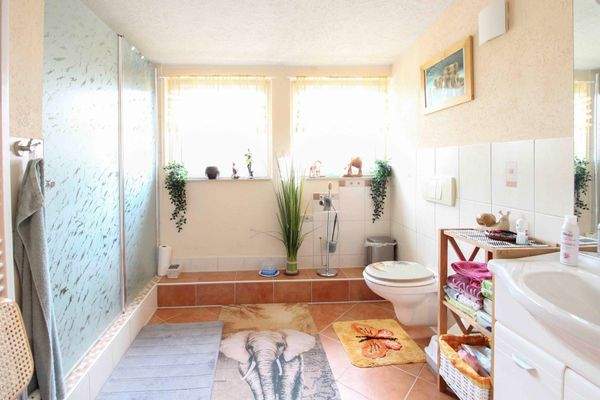 Badezimmer mit Dusche