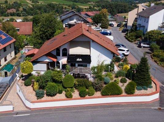 Sie sind herzlich willkommen, sich diese Immobilie, mit großem Nutzungspotenzial, persönlich anzusehen.