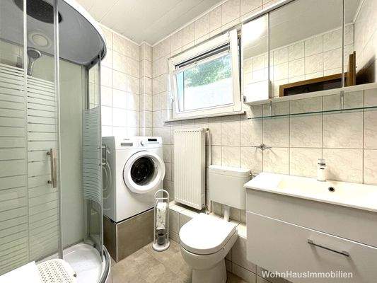 Badezimmer mit Dusche und Fenster