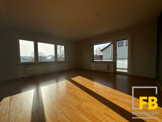 Wohnzimmer mit Zugang zum Balkon