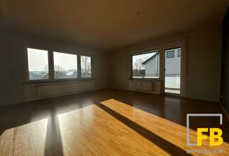 Wohnzimmer mit Zugang zum Balkon