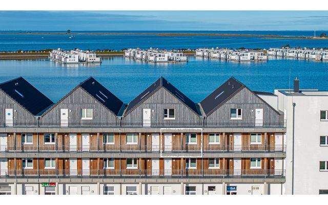 Komfortabel per Aufzug – mit maritimem Flair schon auf dem Weg zur Wohnung