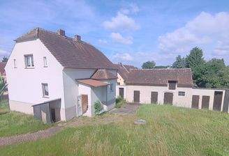 Ansicht des Wohnhauses mit Nebengebäude/Garage