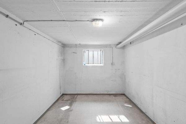 Geräumiger Kellerraum mit viel Stauraum