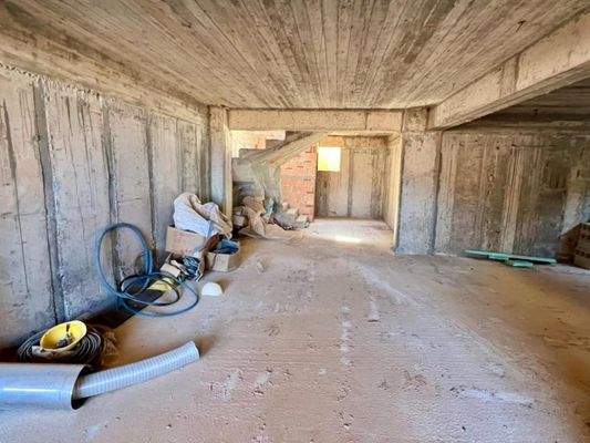 Kreta, Plaka Elounda: Unfertige Villa mit Pool und Meerblick