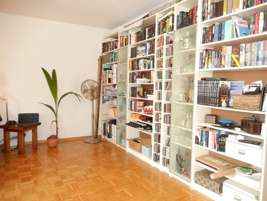 Bücherwand im Wohnzimmer