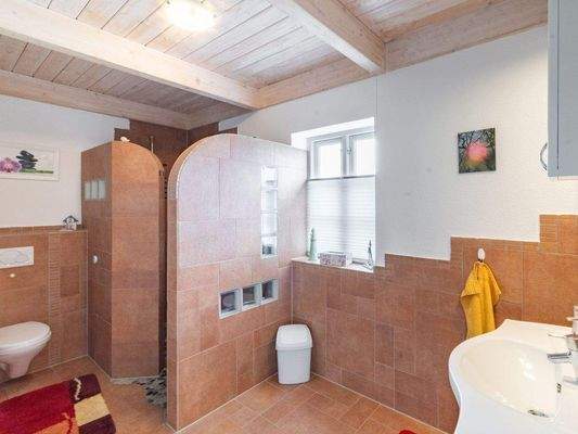 Großzügiges Gäste WC