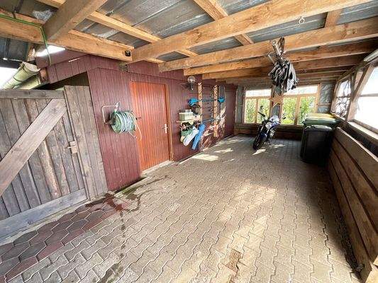 Großer Schuppen mit Holzlager