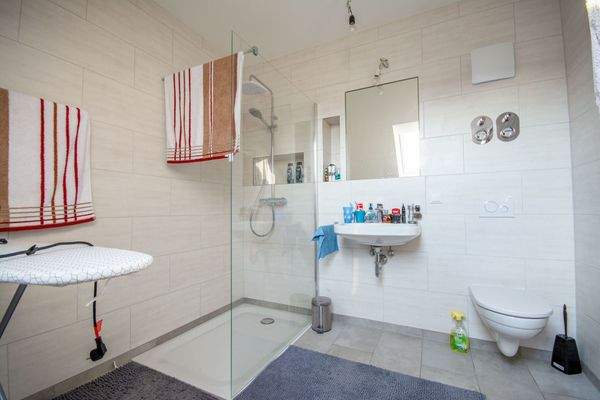 Bad mit Dusche und Waschmaschinenanschluss