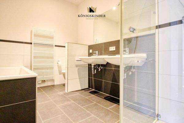 zeitlose Fliesen und zwei große Waschbecken 