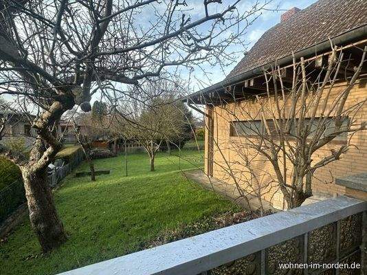 Blick von der Terrasse in den Garten