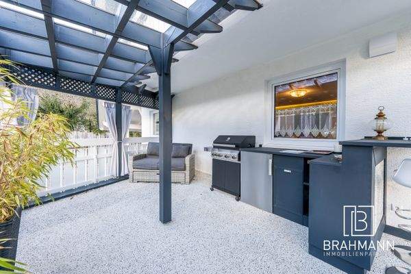 Große, überdachte Terrasse