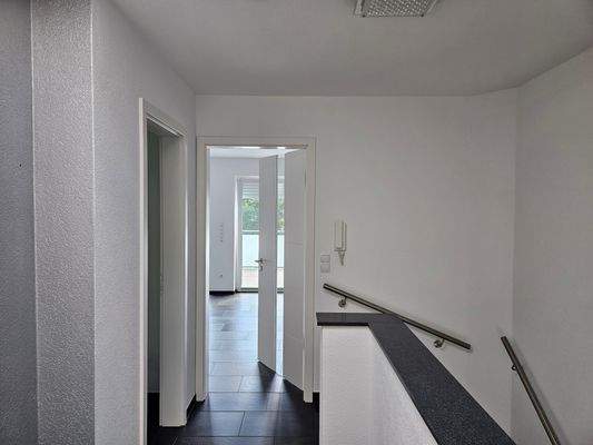 Lichtdurchflutete Diele mit Blick zum Wohnraum