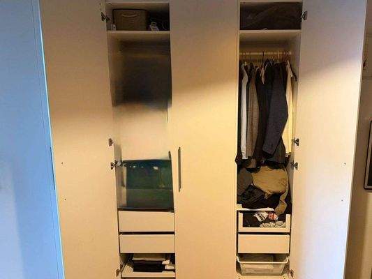 ... schlicht weiß gehalten. Breite 5,25 m. Schubkästen, Kleiderstange und Böden.