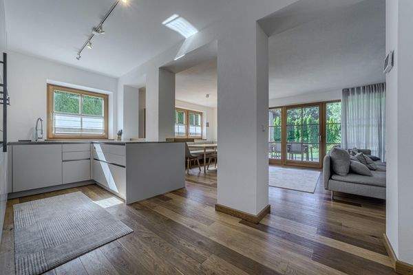 Wohn-Ess-Kochbereich mit Kamin