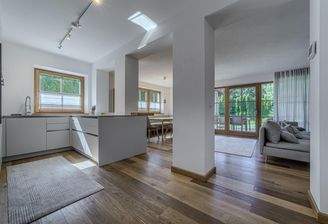 Wohn-Ess-Kochbereich mit Kamin