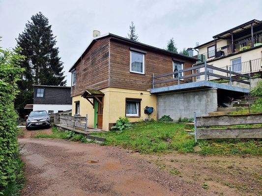 Außenansicht mit PKW Stellplatz.jpg