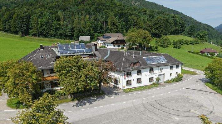 großzügiger Parkplatz