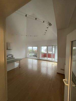 Wohnzimmer mit offner Decke