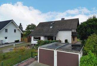 Frontansicht mit Doppelgarage