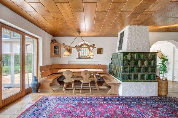 Weiterer Essbereich. Gemütliche Sitzbank am Kaminofen.