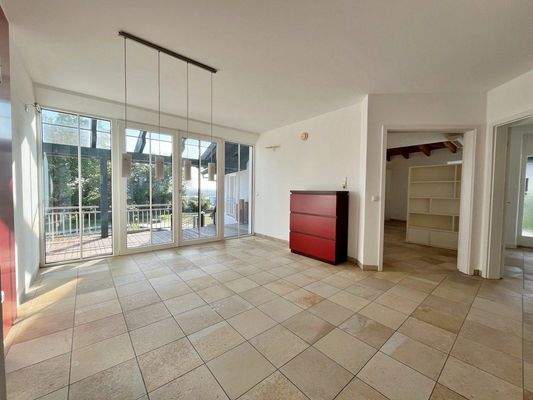 Esszimmer mit Fensterfront und Terrassenzugang