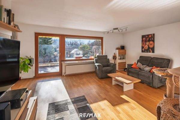 Wohnzimmer mit Zugang zur Terrasse