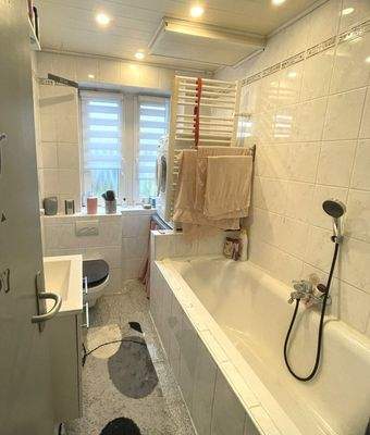 Schönes Bad mit Fenster