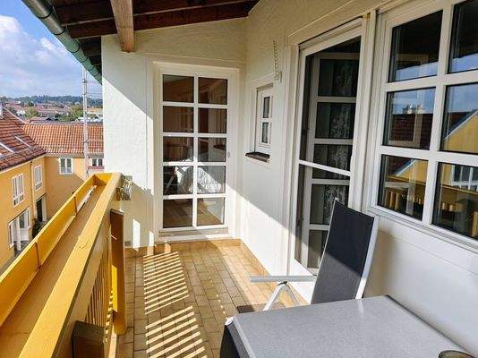 ein großzügiger Balkon lädt zum Verweilen ein