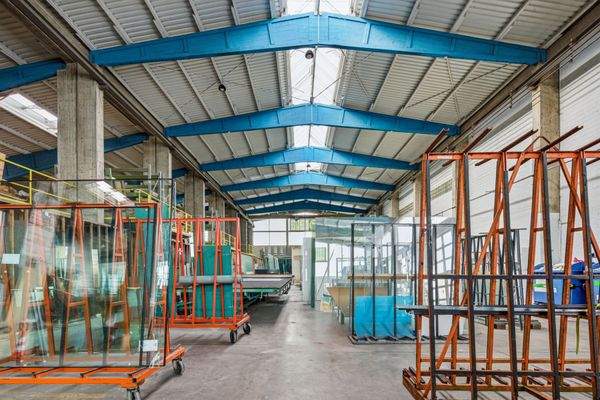 2 große Hallen mit Kränen