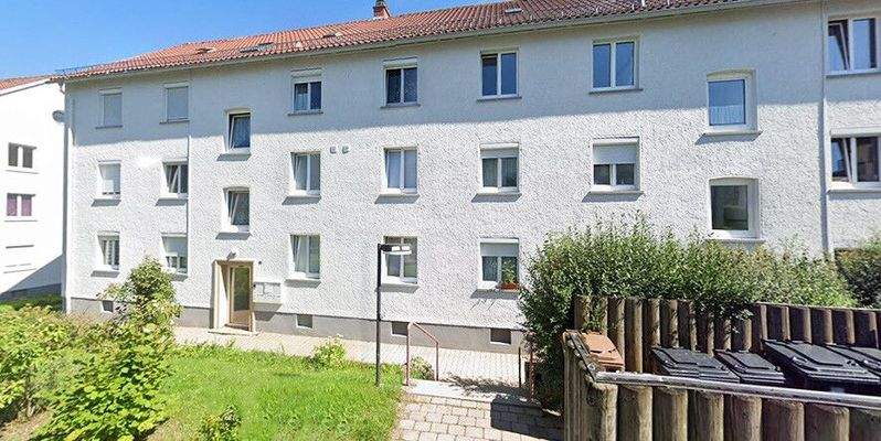 Das gepflegte Mehrfamilienhaus mit Grünfläche vermittelt einen ruhigen, aufgeräumten Eindruck – die Wohnung liegt im Hochparterre auf der linken Seite