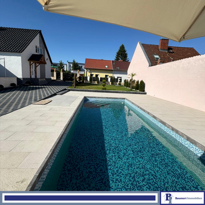 Hausansicht mit Pool