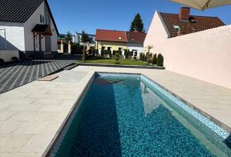 Hausansicht mit Pool