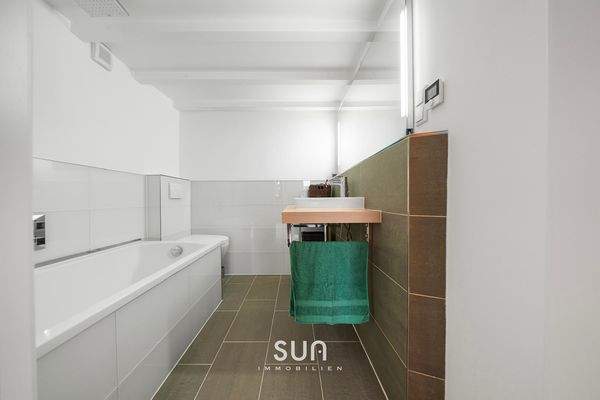 BADEZIMMER MIT WANNE