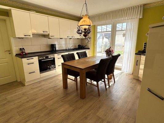 Küche mit moderner Einbauküche