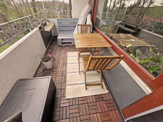 Gemütlicher Sonnenbalkon, teils überdacht