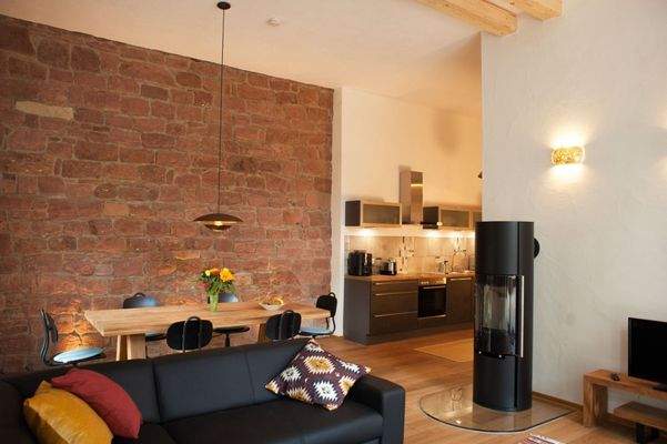 Bequeme Schlafcouch und Holzofen.jpg