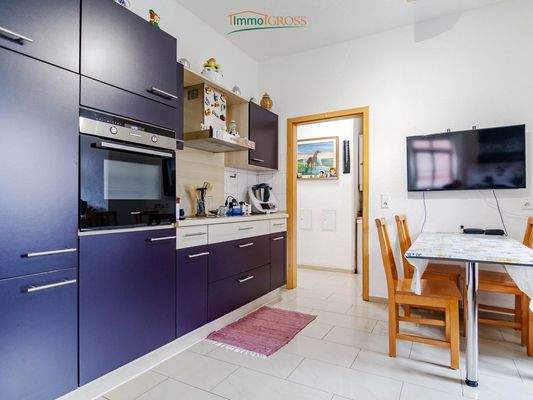 Große, modern ausgestattete Küche