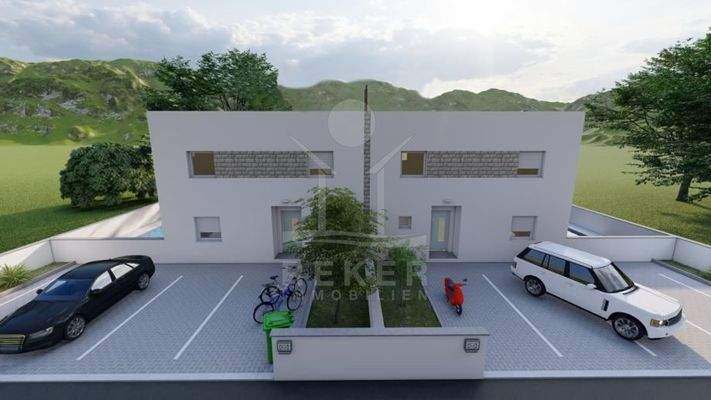 Zwei identische Häuser stehen hier