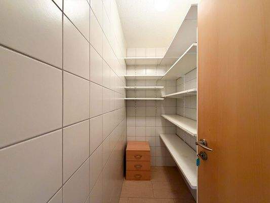 EG: Herrlich viel Platz in der Speis (Speisekammer)