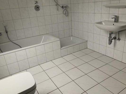 Bad mit Wanne und Dusche