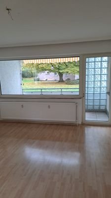 Wohnzimmer mit Balkon.jpg