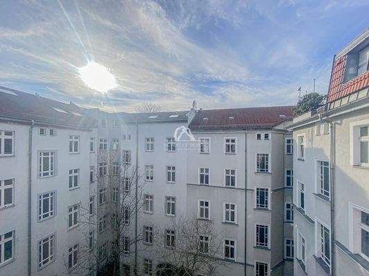 Blick vom Schlafzimmer 2 in den Hof