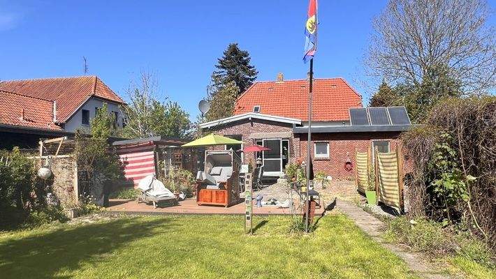rückwärtige Ansicht des Wohnhauses mit Blick auf den Terrassenbereich; weiträumige Gartenanlage