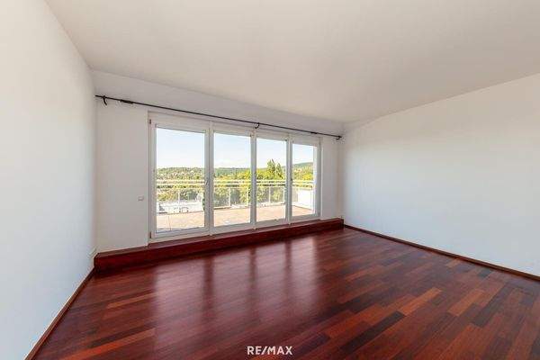 Masterbedroom mit Ausgang auf die Terrasse