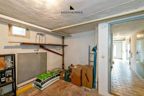 Abstellraum im Keller  und  Zugang in den Garten