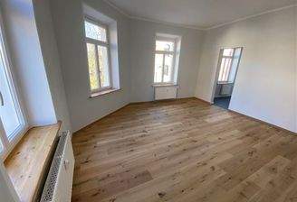 helles Wohnzimmer m,it Zugang zur Küche