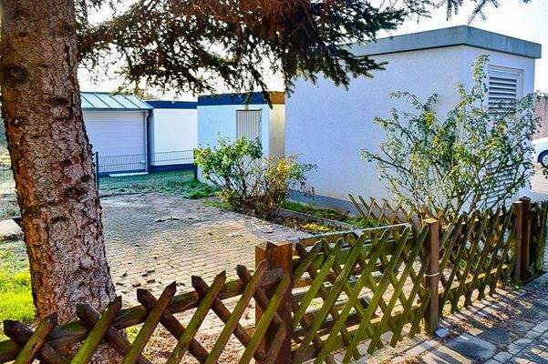 Garage und Trafohäuschen